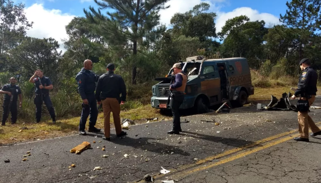 Assaltantes fecham rodovia com caminhão e explodem carro-forte, na PR-170