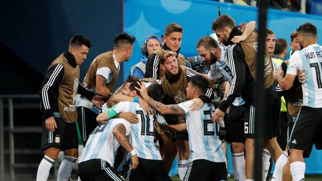 Argentina vence a Nigéria no fim e pega a França nas oitavas