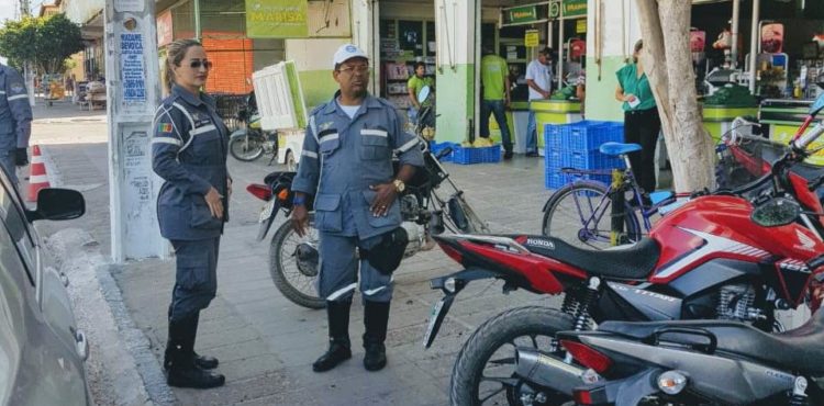 Motoristas são orientados sobre estacionamento irregular em calçadas de Petrolina