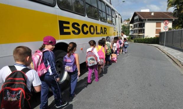 Conselho Nacional de Educação recomenda que pais escolham sobre retorno à escola