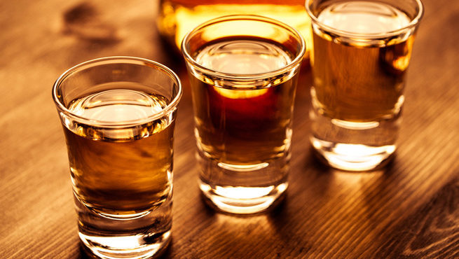 Beber álcool não ajuda no combate ao coronavírus, avisa OMS