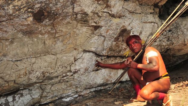 Ato de vandalismo destrói gravuras históricas sobre mito indígena em caverna do Xingu