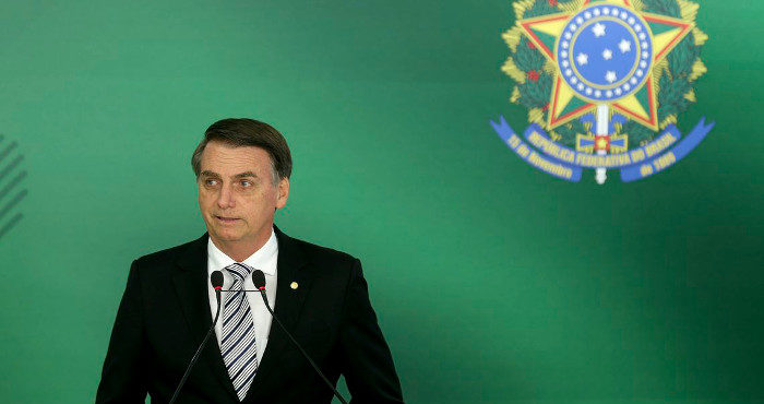 Bolsonaro assina decreto que acaba com o horário de verão