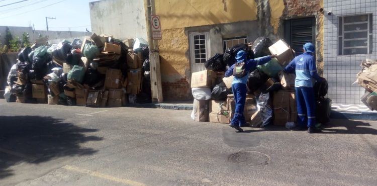 Após denúncia, secretaria de ordenamento público e SAAE fazem limpeza de rua conhecida em Juazeiro