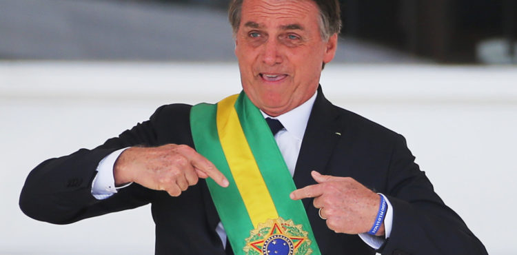 Jair Bolsonaro quer subsidiar conta de luz de igrejas