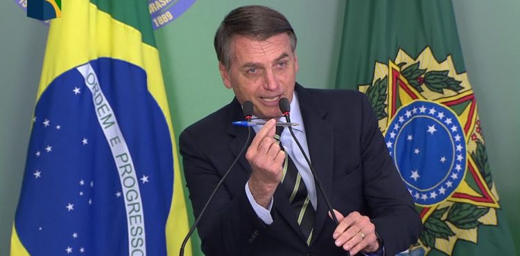 Bolsonaro oficializa pagamento de mais duas parcelas do auxílio