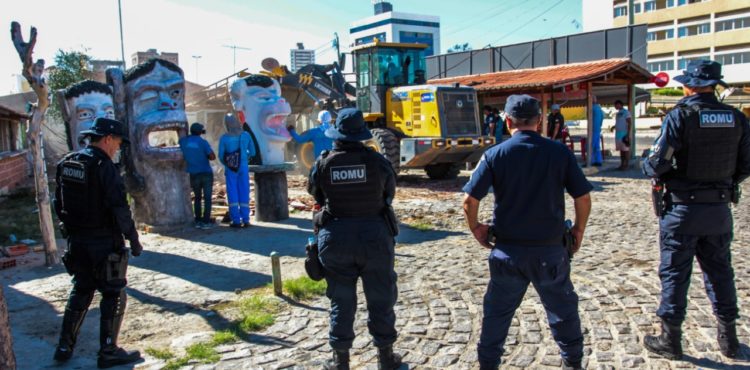 Petrolina: Quiosques abandonados e que serviam como ponto de drogas são derrubados