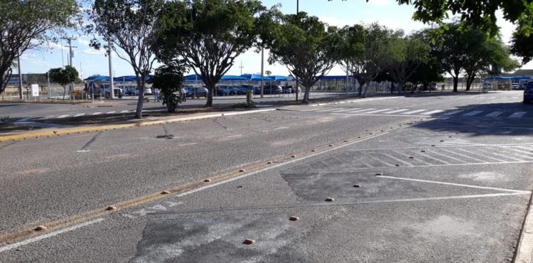 Prefeitura retira gelos-baianos e anuncia melhorias no estacionamento do Aeroporto de Petrolina