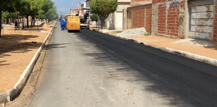 Avenida principal do bairro São Gonçalo recebe pavimentação