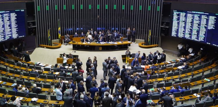 Redução da pensão por morte na reforma será desafio para as idosas