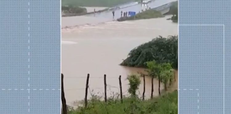 Barragem se rompe na Bahia; prefeitura de cidade vizinha pede a moradores que deixem suas casas