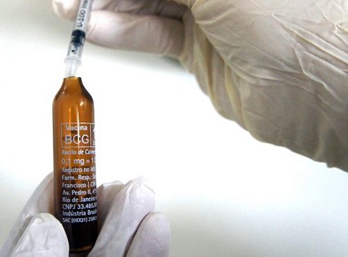 OMS comemora aprovação da primeira vacina contra o ebola