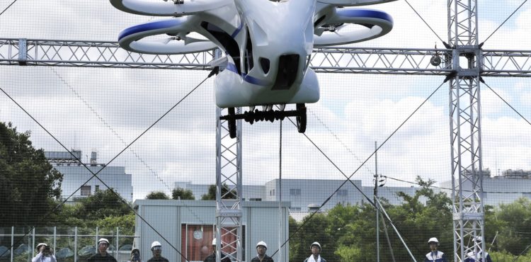 Carro voador japonês faz voo de um minuto em teste