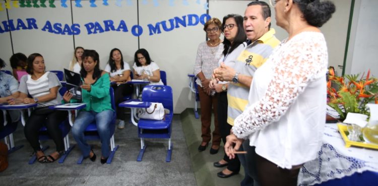 Estudantes de Petrolina levam oficina de pintura para idosos e mudam rotina em unidade de acolhimento