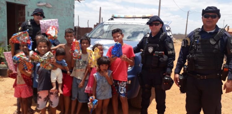 Guarda Civil Municipal de Petrolina distribui brinquedos em comunidades carentes