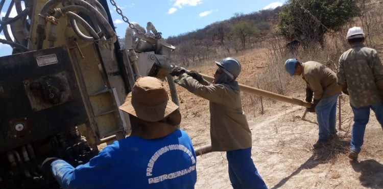 Em Petrolina, perfuração de poços artesianos garante acesso à água em área de sequeiro