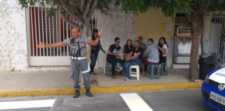 Com faixas de pedestres, Ammpla reforça sinalização próximo a escolas de Petrolina