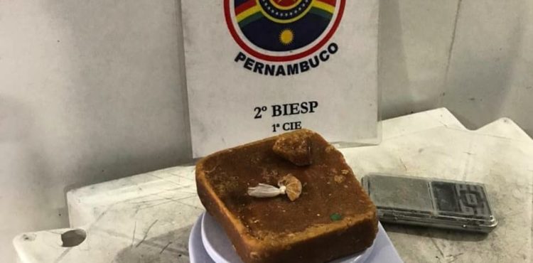 Policiais do 2°BIEsp apreendem uma barra de crack em Petrolina