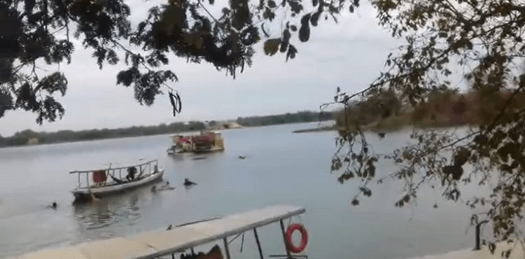 Carro cai da balsa com criança dentro enquanto travessia era feita entre Santa Maria e Curaçá