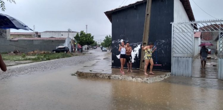 Casas ficam inundadas após forte chuva em Lagoa Grande