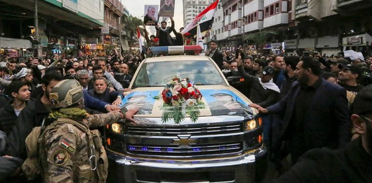 Multidão acompanha funeral de general iraniano morto em ataque dos EUA