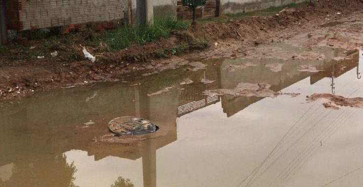 Comunidade é alertada sobre uso inadequado da rede de saneamento no Dom Avelar