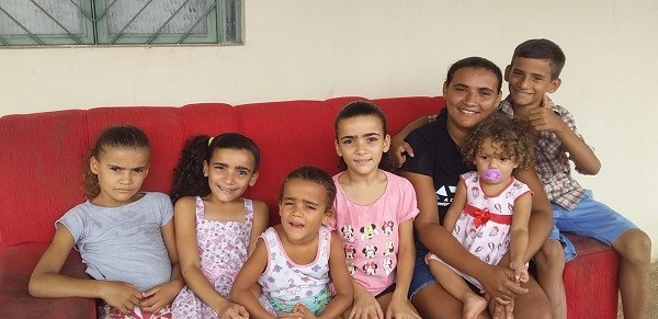 Petrolina (PE): Mãe de 6 filhos pede ajuda para comprar material escolar das crianças