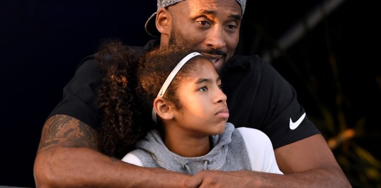 Kobe Bryant, astro da NBA, e filha morrem em acidente de helicóptero