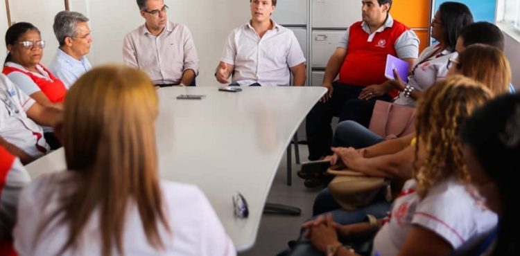 Miguel Coelho anuncia reajuste para servidores e aumento de 12,8% no piso dos professores