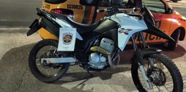 Policiais do 2°BIEsp prendem mulher com moto roubada em Petrolina