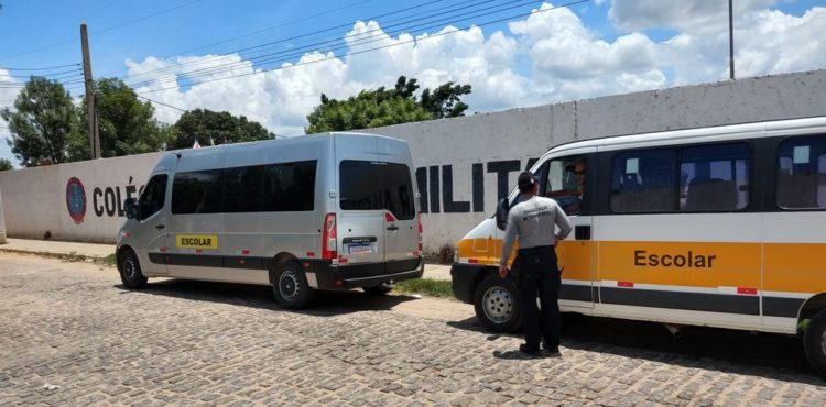 Ação educativa conscientiza sobre perigos do transporte escolar clandestino em Juazeiro