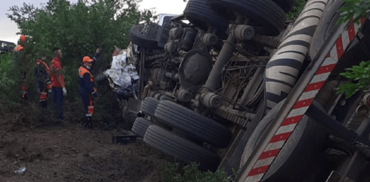 Caminhoneiro de Petrolina fica ferido em acidente na cidade de Riachão do Jacuípe