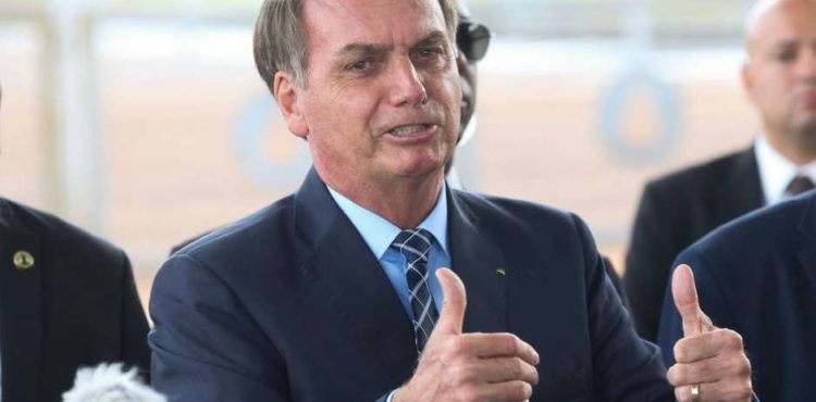 Bolsonaro sugere diminuir salário de parlamentares por auxílio de R$ 600