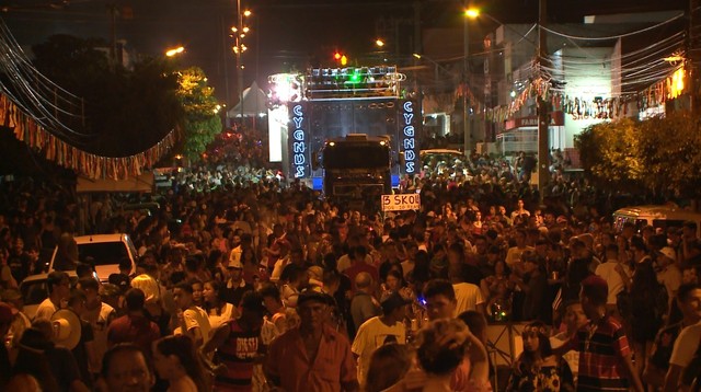Primeira noite de Carnaval em Salgueiro reúne multidão atrás do trio elétrico