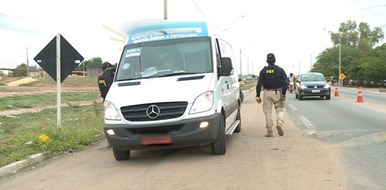 PRF encontra motorista embriagado e veículo superlotado em Petrolina