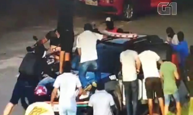 Homens encapuzados cercam policiais civis e tomam carro oficial da polícia em Fortaleza