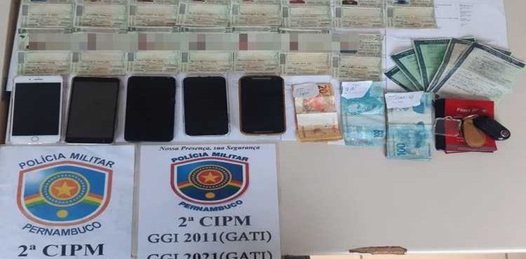 Polícia prende três homens com 15 CNHs falsificadas, celulares e dinheiro em Cabrobó