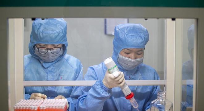 Empresa de tecnologia dos EUA testa cinco vacinas contra a covid-19
