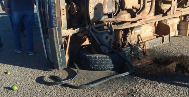 Motorista tomba com caminhão cheio de frutas no Maria Tereza, em Petrolina; veja fotos