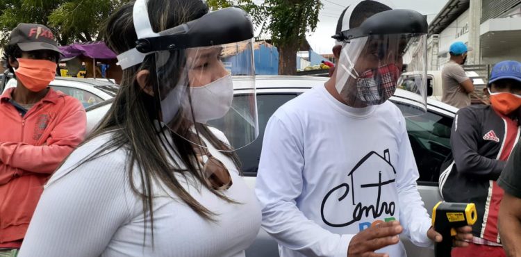 Equipe do Centro POP de Juazeiro-BA distribui máscaras e realiza medição de temperatura em pessoas em situação de rua