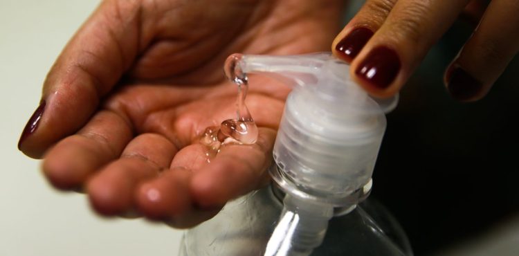 Produção caseira de álcool gel causa riscos à saúde