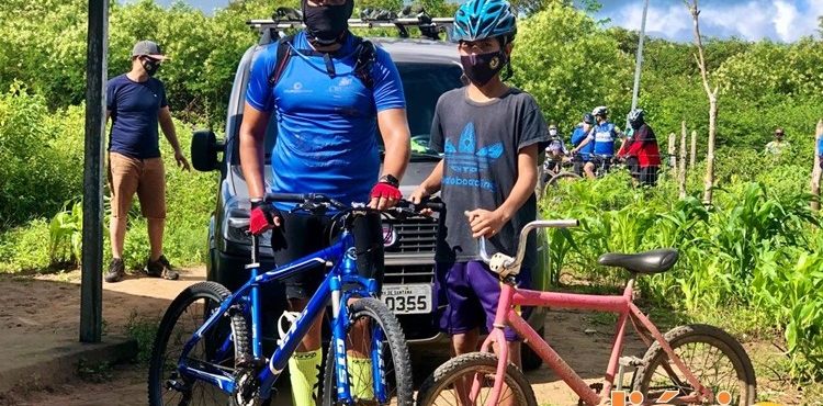Solidariedade na Bahia: garoto ajuda ciclistas perdidos e ganha bicicleta nova