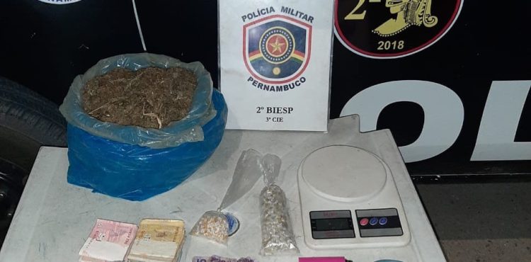 Policiais Militares do 2º BIEsp prendem indivíduo com drogas no bairro Cosme e Damião