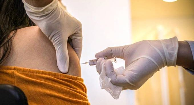 Vacina chinesa estará pronta para uso em novembro, dizem cientistas