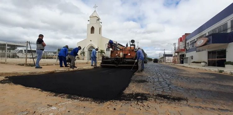 Prefeitura de Lagoa Grande acelera obras de recapeamento asfáltico da Avenida da Uva e do Vinho