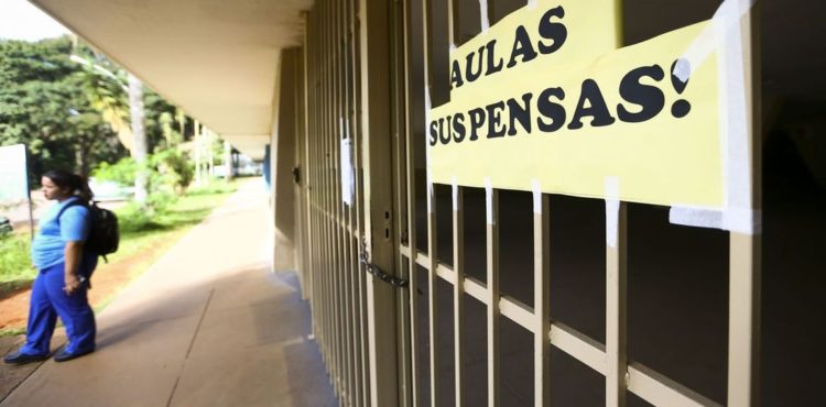 Professores da rede pública de Pernambuco decidem iniciar greve a partir desta terça (6)