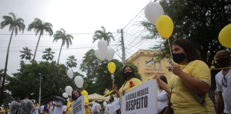 Professores, pais de alunos e estudantes protestam pela volta das aulas presenciais em Pernambuco