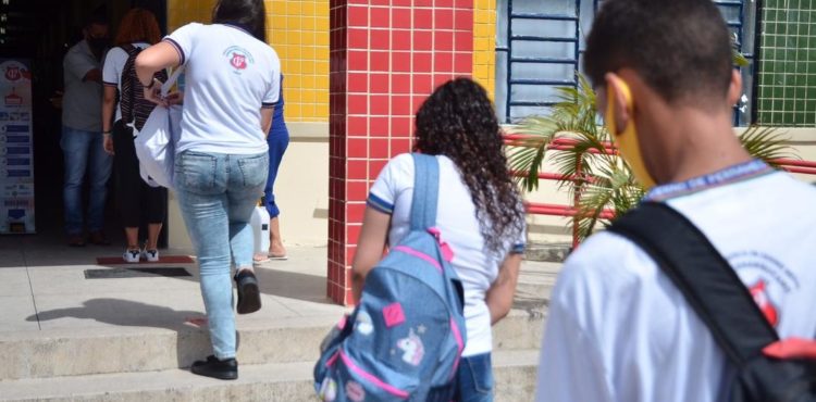 Alunos do 2º ano voltam às aulas presenciais na rede estadual de Pernambuco