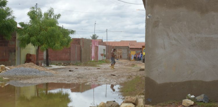 Suzana Ramos se solidariza com os moradores do Alto da Aliança que sofrem as consequências das chuvas