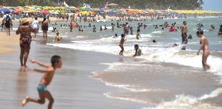 Banhistas lotaram praias e ignoram medidas de prevenção contra coronavírus neste domingo (8)